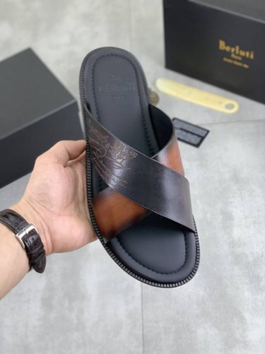 工厂P价P 实价 高品质 Berluti 布鲁提 新款拖鞋来袭 进口牛皮材质纯手工重复擦色改色制成 内里垫脚进口精选小牛皮制作 品牌Logo双色 原版大底 时髦
