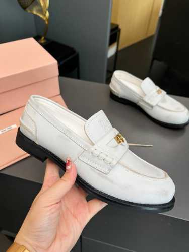 MiuMiu缪缪2024走秀款金币乐福鞋 高版本Miu女孩们的新色乐福来啦！今年秋冬的复古做旧的新色，牛皮材质！今年Miu爆火的不要不要的！都是那种做旧的皮质，