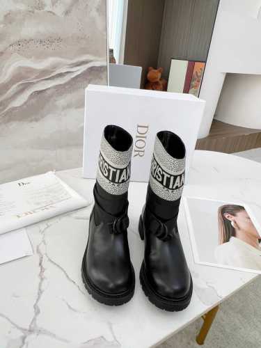 冲量 Dior24新品刺绣靴子真的在发光气质款 #公主的快乐公主知道 #鞋控的日常 #0Otd#Dior #Dior #Dior靴子 Dio 高靴新品 真的是Y