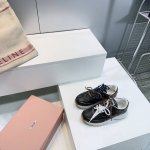高品质出厂 顶级品质Miu Miu 缪缪 25春夏新款复古擦色老爹鞋厚底休闲鞋 颜值担当火爆款运动鞋 不得不入的一款 做旧时尚 简约高级 随意搭配上脚非常舒适