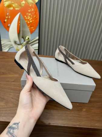 BrunelloCucinelli 。时尚高跟凉鞋上新款了。面料：进口羊绒。内里羊皮，纯铜珠链，上脚美观大方，百分百原版开发。原版包装，码数35 －42。35 - 点击图像关闭