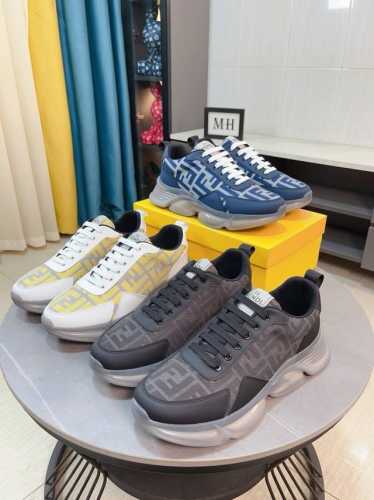 出厂价 Fendi 爆卖款官网全球首发男鞋高端品牌 官网最新款系列：鞋面采用进口牛皮搭配专供面料打造网布透气内里。让行走更加便捷舒适！与官方的质量相比美的1：1