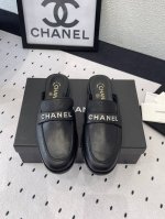 chanel新款半拖乐福鞋 顶级版本 春夏香家必备爆款 拥有香家特色优雅名媛气质 超级耐看让人无法抗拒 鞋面：进口小牛皮 进口开边珠 进口原版开模五金Logo