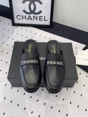 chanel新款半拖乐福鞋 顶级版本 春夏香家必备爆款 拥有香家特色优雅名媛气质 超级耐看让人无法抗拒 鞋面：进口小牛皮 进口开边珠 进口原版开模五金Logo