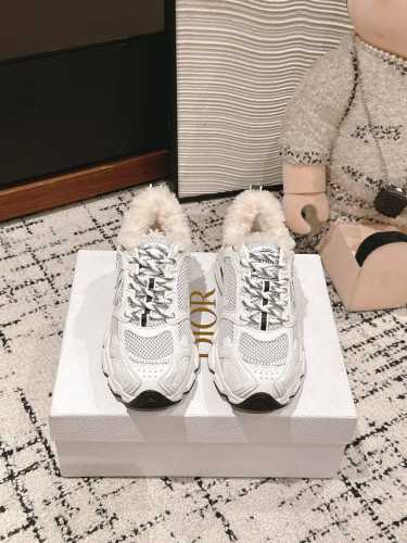 顶级品质 dior fw24 new arrival～ cd 2024 Chrono 毛毛运动鞋 看着一般，上脚贼好看绝绝子单品！ 每一个细节都是时髦焦点啊！关