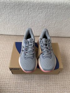 情侣款 Asics Gel-Kinsey Max该款 Asics Gel-Kinsey Max 采用全新的Hybrid-Gel缓震胶 以减轻重量并将缓震的回弹性