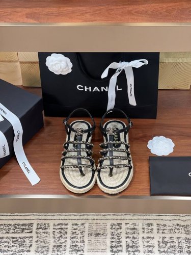 CHANE*｜小香24c春夏新品麻绳双C链条罗马凉鞋大爆款已经被它的美貌折服有渔夫鞋的随性自然 又有点霸道满满的高级感 上脚超洋气鞋面：原版进口羊皮内里：混种羊
