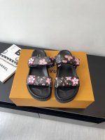 Louis Vuitton 路易威登村上隆联名款 春夏新品凉拖 本款凉鞋选用牛皮革 令宽幅鞋带穿梭于皮革鞋舌之间 再以村上隆太阳花标识注入品牌底蕴 橡胶外底承袭