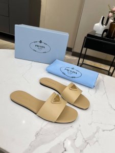 Prada 普拉达 2024新款拖鞋。三角LOGO标平底女鞋，码数：35一43真皮底 橡胶底