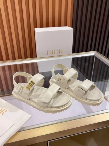 dior经典爆款凉拖 踏入Dior拖鞋的时尚领地，邂逅优雅与舒适的极致融合。鞋面以精湛刺绣工艺，镌刻着Christian Dior Paris标志，细腻针法诉说