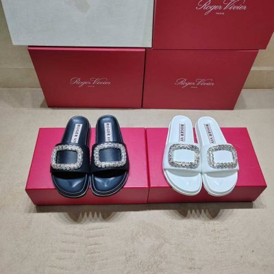 225专柜新款Viv Run系列方钻休闲凉鞋顶级上新 ★★★★★ 认准代购级别顶货！台资工厂p出品！气质高级的一款休闲拖鞋，不仅轻便舒适而且运动跑步都可！大长腿