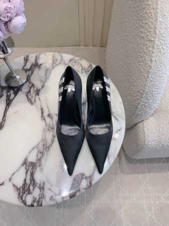 出厂价P P380 Balenciag* 联名 阿迪达斯 三条杠高跟单鞋 运动服的结合又酷又飒 小尖头设计拉长腿部线条 鞋面真丝 内里垫脚羊皮 意大利真皮大底 - 点击图像关闭