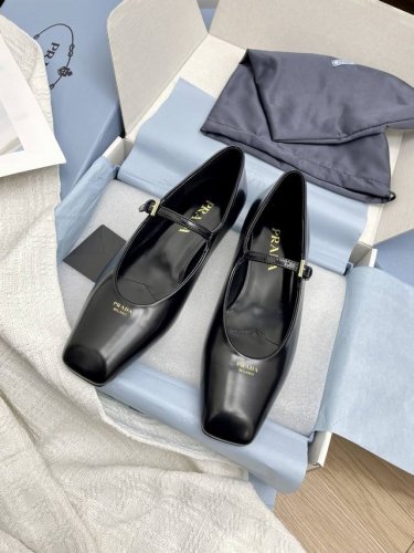 430 全套包装带飞机盒 Prada 普拉达 经典春夏新款小方头单鞋玛丽珍鞋 美到犯规 集性感与可爱于一体，不得不说他家太会拿捏精致感了，尖头也是无敌显腿长 不