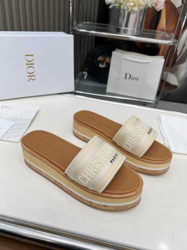 橙子出厂价p dior 迪奥新款 字母刺绣厚底拖鞋 休闲凉拖 一字拖 圆头增高木底一字凉拖刺绣字母Logo厚底拖鞋 高度适中超美 上脚不仅舒适还很惊艳 码数 3