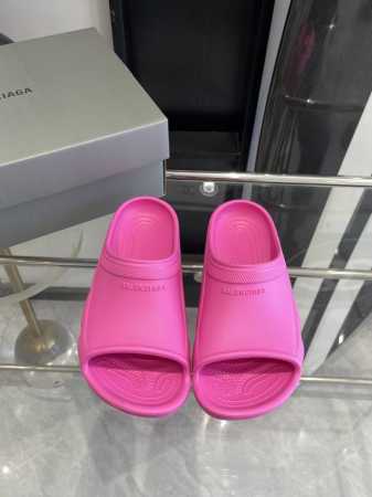 BALENCIAGE 巴黎世家 Pool Crocs 合作款厚底拖原版1:1还原，单码单模，大小合适，舒适度满满，后跟和原版一致有码标，所有鞋面颗粒感，鞋底纹路 - 点击图像关闭
