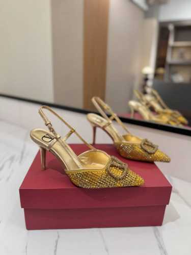 出厂价： Valentino 华伦天奴推出全新烫钻系列，烫钻款Vlogo后系带高跟鞋尖头V扣凉鞋。上脚非常修脚型 重点是很好非常好驾驭 不磨脚不累脚 行走神器！
