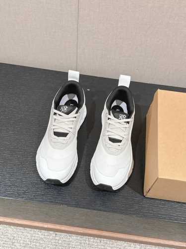 顶级品质 Loewe X On 昂跑系列运动鞋新品 罗意威 X On昂跑联名款真的太火爆了～ 鞋子超级轻便透气，太好穿了 舒适度满分 不管是city Walk还