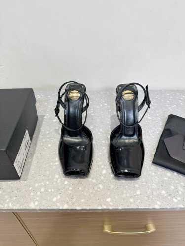 Saint Laurent 圣罗兰 25Ss春夏新款 坡跟 鱼嘴 后空凉鞋 姐姐的美丽尤物高跟鞋 又是人间Rose同款的小方头 高跟鞋化很好修饰脚型 这几年S是