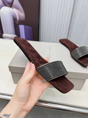 BrunelloCucinelli 。B C凉鞋上新款了。进口羊绒面料。内里进口羊绒，纯铜珠链，原版真皮底，上脚美观大方，百分百原版开发。原版包装，码数35 －