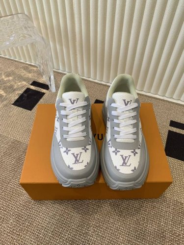 LV路易威登I discovery 最新情侣款鞋 vifgil到来之后而设计的这一系列 每一季度都深受众多粉丝的青睐，几何橡胶外底点明当季新意，侧面品牌logo