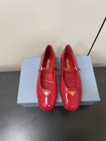 漆皮面 PRADA 25ss 普拉达秋冬新品 实力来袭 玛丽珍单鞋 芭蕾舞鞋超级爆系列爆品，各大网红明星乔欣，程潇，同款圆头三角扣 玛丽珍单鞋 ！时髦百搭nic