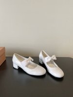 ：360 Miumiu 缪缪最新玛丽珍蝴蝶结布洛克小方跟单鞋 女孩子们那些可可爱爱的小细节算是让Miu一整个拿捏住了 乐福鞋这几年风刮得很大 审美疲劳新出的蝴蝶