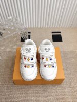 配饰60 louis Vuitton 路易威登Run Away Maxi运动鞋 Run Away Moxi运动鞋初次亮相于 2025早秋系列 以大号版本延续 R
