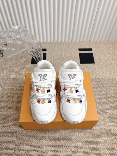 配饰60 louis Vuitton 路易威登Run Away Maxi运动鞋 Run Away Moxi运动鞋初次亮相于 2025早秋系列 以大号版本延续 R