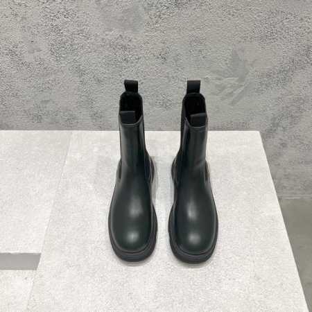 BURBERRY 巴宝莉53秋冬新款厚底切尔西短靴原bv设计师转牌之作、设计依然时髦高街的氛围感、百搭且不失高级感采用马术风格设计，正式与休闲场合皆宜 搭配皮革 - 点击图像关闭
