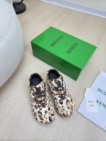 bv Orbit运动鞋 王一博 同款 情侣款老爹鞋 Runner运动鞋，采用轻质科技网布面料。 搭配几何图案设计橡胶外底。 豹纹 马毛皮系列 珍品 搭配 一体成