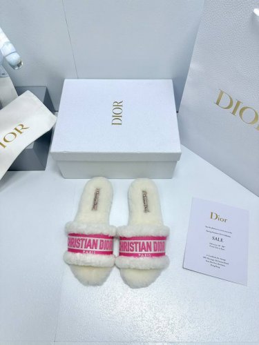 2023Dio*R 迪奥 白色刺绣条纹logo加绒毛里一字平底拖鞋秋冬新款羊毛拖鞋 让我重新爱了它一次！这季节美鞋太多这款毛拖真的是让我无法自拔真太可爱了～ 面