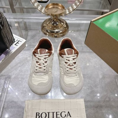 出厂价p 男款10Bottega Veneta Bv葆蝶家 25Ss新款 阿甘鞋 德训运动鞋 sneaker科技尼龙和绒面打造 灵感来自复古球鞋 全新演绎经典运