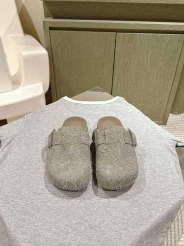 罗意威LOEWE最新英伦风潮酷系列专柜同步新品穆勒拖喜欢这种风格的小仙女必须要入手哦！鞋面采用进口呢绒面料，内里混种羊皮，意大利真皮大底！上脚非常舒适 大头的设