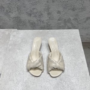 bottega Venet* 最新最经典猫跟凉鞋！扭结编织饰带 Ins&小红书巨多网红明星上身！上脚超性感！真的太美了！这款编织的鞋面超有高级感！高级穿着又仙女