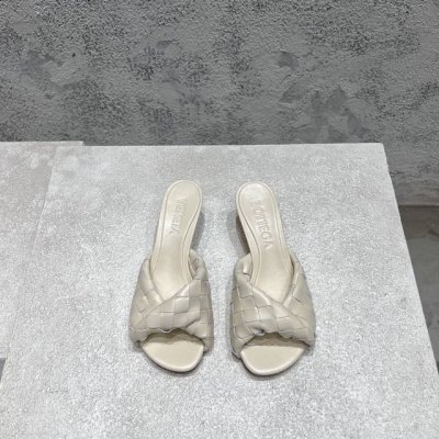 bottega Venet* 最新最经典猫跟凉鞋！扭结编织饰带 Ins&小红书巨多网红明星上身！上脚超性感！真的太美了！这款编织的鞋面超有高级感！高级穿着又仙女