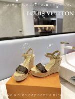 出厂 Loui& Vuitto&路易威登 法国代购新款驴牌 春夏首选 最新 走秀 款厚底凉鞋 香港原版购入一比一开模 今年的款式比去年增加了老花原素 显得更为大