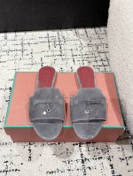 #顶级版本 Loropiana L 春夏 平跟 锁扣流苏 贵妇凉拖 新色过彩色的夏天！ 既休闲又时髦，又能毫不刻意地透露出品质与舒适！锁扣流苏凉拖鞋上脚就被它的