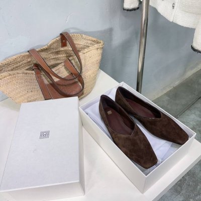 高品质出厂 ！小众潮牌Toteme 24春夏新品复古方头平底玛丽珍单鞋奶奶鞋！ 简约的冷淡风 复古又百搭！穿在脚上 质感十足 整个造型都会显得很高级！时髦小姐姐