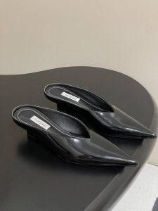 Toteme 25S春夏新款复古坡跟尖头拖鞋高跟穆勒半拖鞋 春夏季节搭配裙裤都非常好看！简单利落的设计很适合日常穿着，后空设计，慵懒随性，尖头很有气场，适合日常