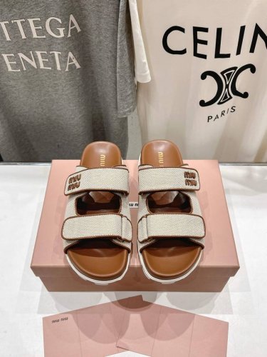 高品质出厂 350 Miumiu*2025Ss缪缪春夏新款厚底魔术贴沙滩拖鞋～ Zp开发 原版拆卸 秒杀市面普通版本，Miumiu真的太少女啦！原版定制鞋面超级