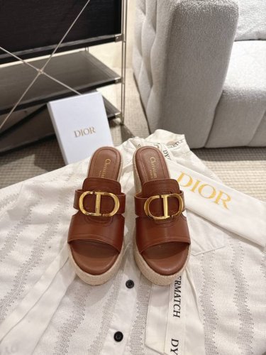 dior 春夏新款金属扣坡跟厚底拖鞋 这款 Montaigne 凉拖是 Dio*的经典单品 金色饰面金属 Cd 标志突显版型 与黑色牛皮革形成鲜明的对比 经典优