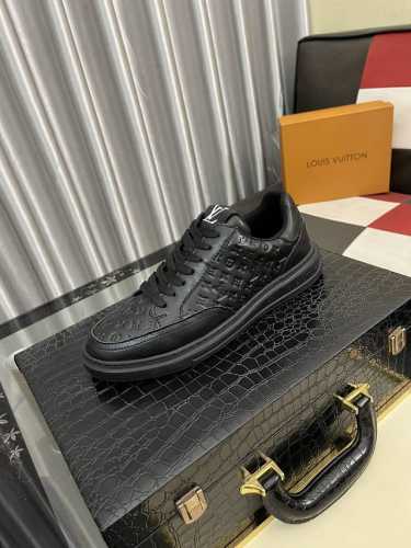 出厂价pp： Lv路易威登 最新精品男士运动休闲鞋 ，欧美潮流将尊贵品质与时尚质感完美融合鞋面采用进口牛皮冲孔设计，羊皮垫脚，整体打造时尚个性衬托你的与众不同！