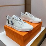 工厂价 Versac* 休闲新品上市 鞋面采用牛皮印花面料舒适真皮内里，橡胶耐磨大底，鞋型饱满，立体感十足时尚、新颖标准码数：38-44。两色可选。