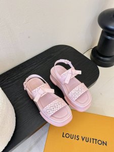 louis Vuitton 路易威登 Maya Flatform 凉鞋 本款 Maya Flatform 凉鞋选用光滑牛皮革，令宽幅鞋带穿梭于皮革鞋舌之间，再以