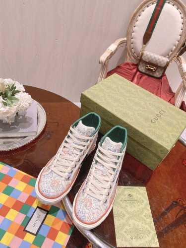 女款 蜗牛上新 Arrival Gucci tennis 1977 经典系列帆布鞋 火爆推荐款，G+1977×Disney 合系作列 GG帆布成制融品入牌元素