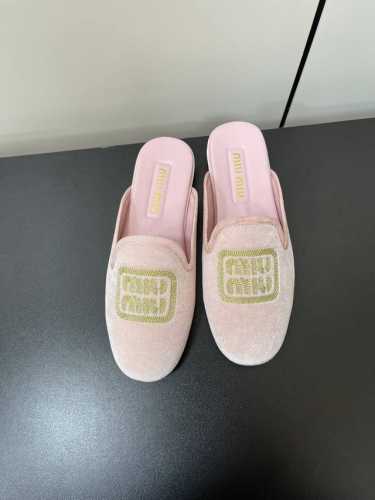 P330Miumiu新款丝绒字母刺绣平底穆勒鞋半拖 字母刺绣Logo+丝绒的元素真的有种超强魔法看一眼就无法自拔必须马上拥有的欲望！ 这款便鞋选用触感柔软的丝绒