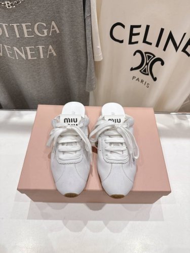 顶级出厂 皮面 Miumiu 缪缪2025Ss早春新品轻便半拖球鞋德训鞋休闲鞋，缪缪大秀上爆出的这双球鞋 后全球各大代购官网火爆上市. 简单很随意不羁又能体现单