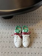 MiuMi* 缪缪 24 新款秋冬季 休闲鞋美到心坎上啦！柔软的真皮材质，触感细腻，亲肤舒适。独特的设计，时尚又百搭，无论是搭配牛仔裤还是裙子，都能轻松驾驭。鞋