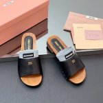 厂价 袜子套颜色随机送一对 Miu Miu 缪缪25Ss早春新品走秀 糖果色实木厚底拖鞋 这一季的秀场木底拖鞋真的超美 高级感十足！上脚非常Nice～ 配上美甲