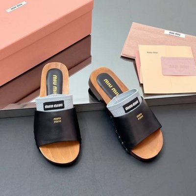 厂价 袜子套颜色随机送一对 Miu Miu 缪缪25Ss早春新品走秀 糖果色实木厚底拖鞋 这一季的秀场木底拖鞋真的超美 高级感十足！上脚非常Nice～ 配上美甲